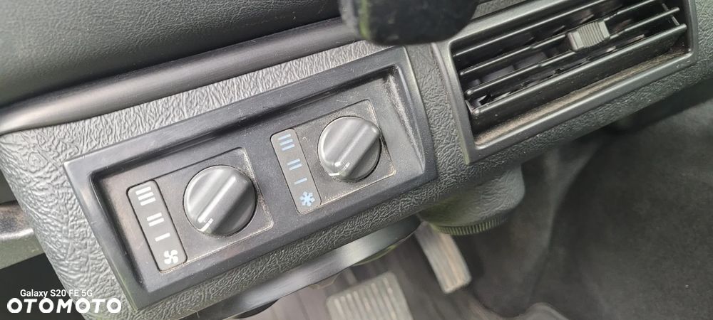 Land Rover Defender - 12