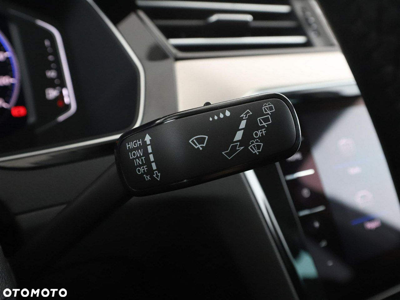 Volkswagen Passat Variant 2.0 TDI SCR 4Motion DSG Elegance - 35
