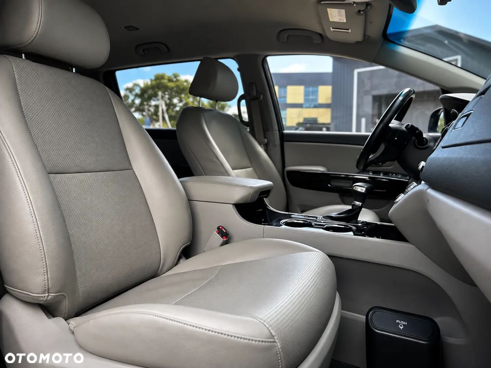 Kia Carnival - 14