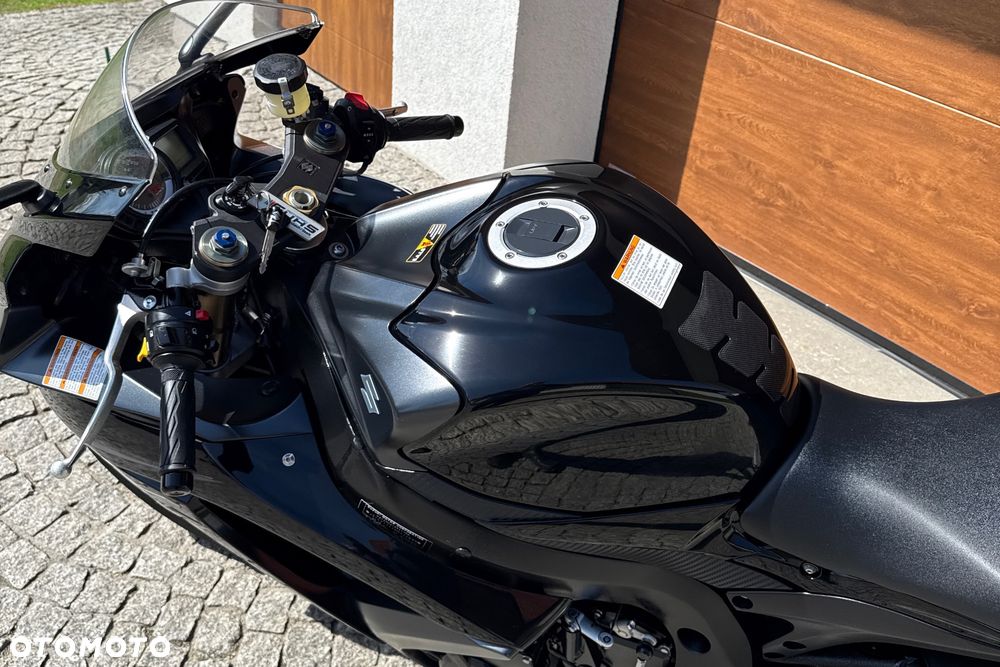 Suzuki GSX-R - 25