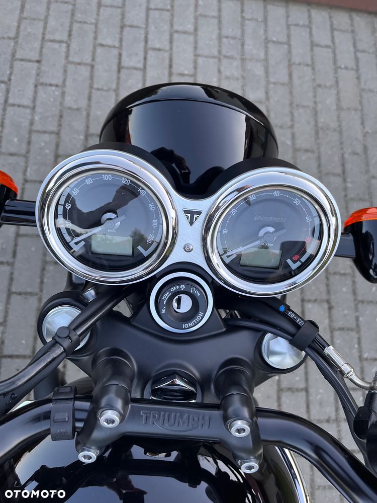 Triumph Bonneville - 15