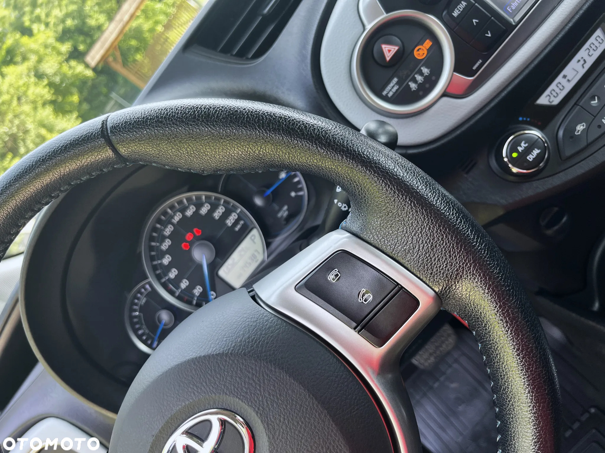 Toyota Yaris Hybrid 100 Premium - 30