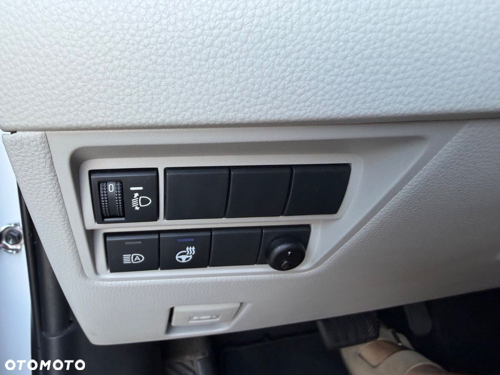 Toyota Yaris Hybrid 100 Selection Platinum - 23
