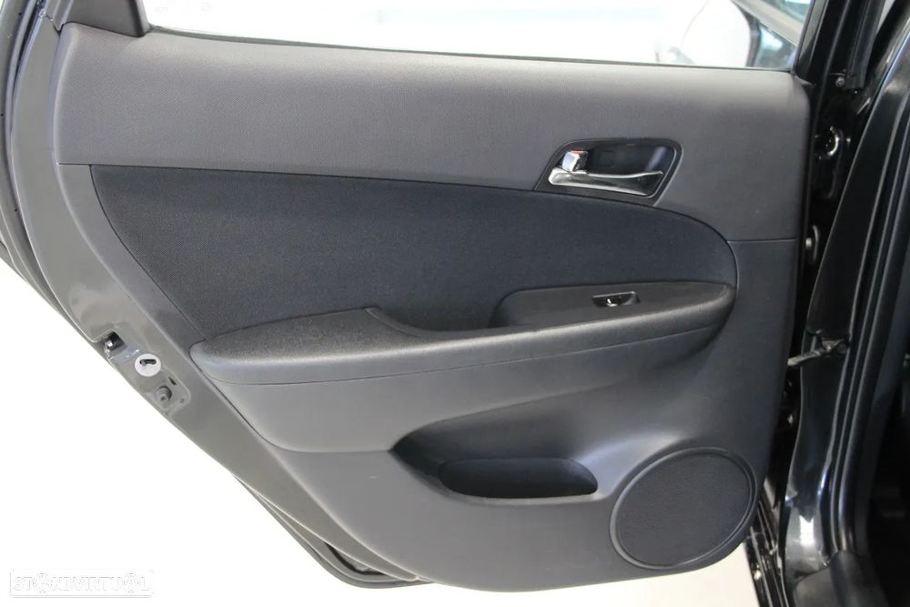 Hyundai i30 1.6 CRDI Comfort DPF - 17