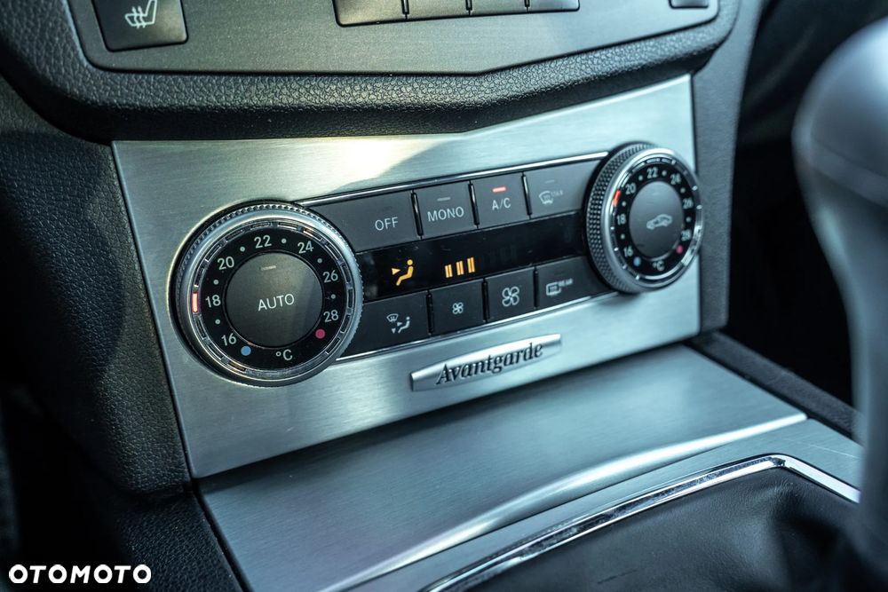 Mercedes-Benz Klasa C 180 CGI BlueEFFICIENCY Avantgarde - 31