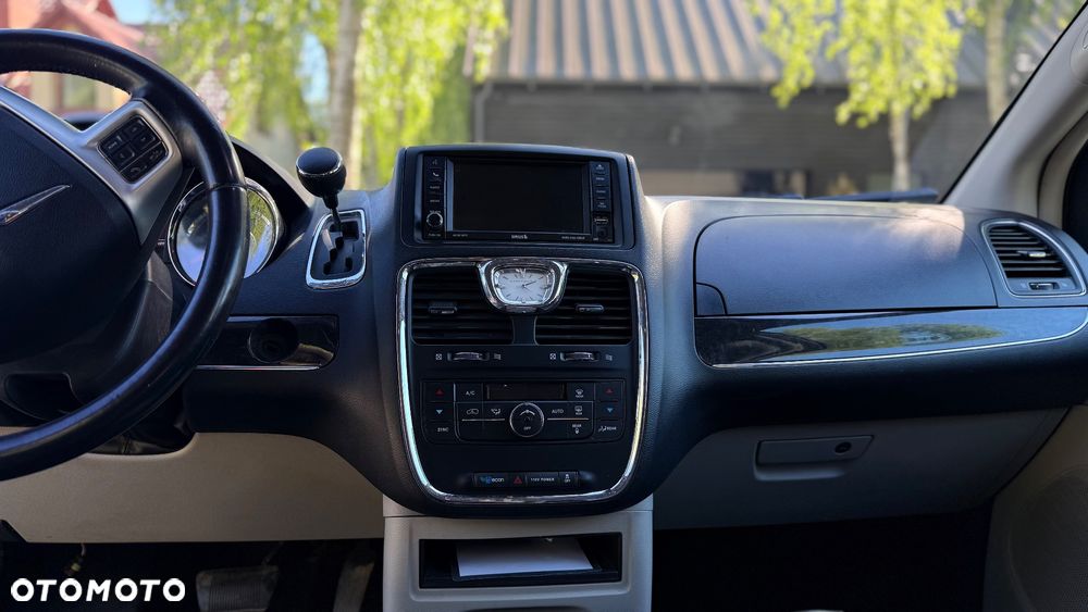 Chrysler Town & Country - 12