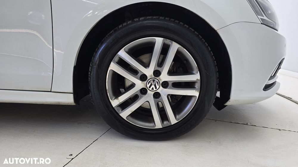 Volkswagen Jetta 2.0 TDI Highline - 23