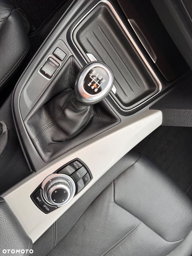 BMW Seria 3 320i Touring - 35