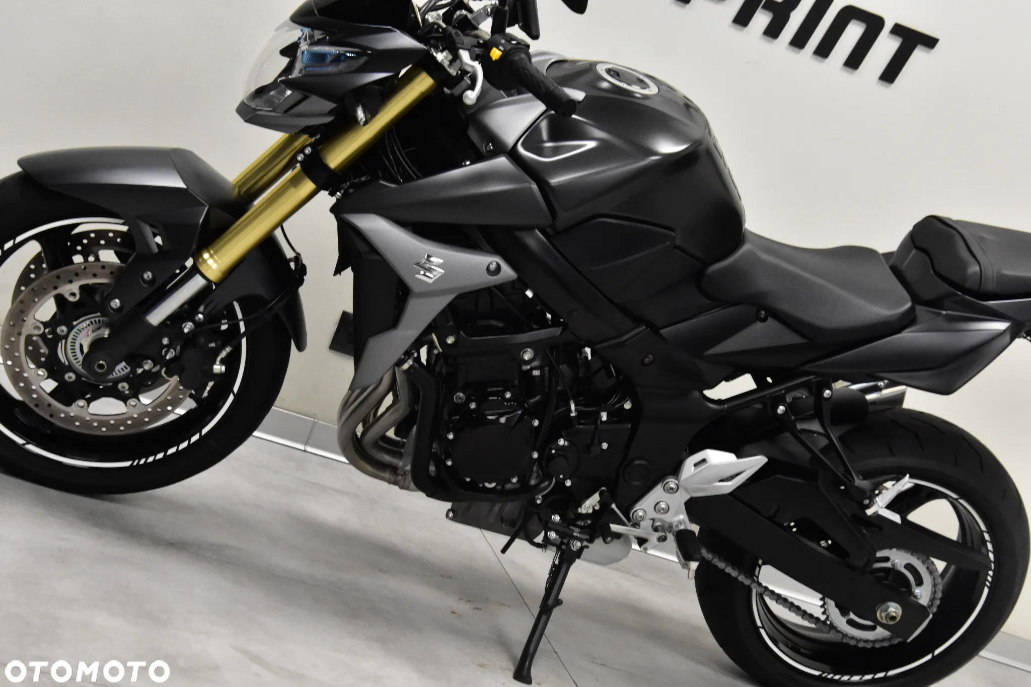 Suzuki GSR - 14