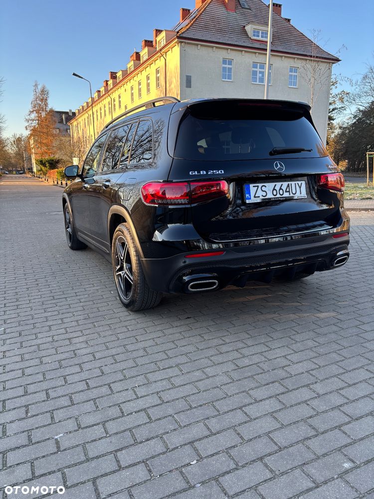 Mercedes-Benz GLB 250 4-Matic AMG Line 8G-DCT - 8