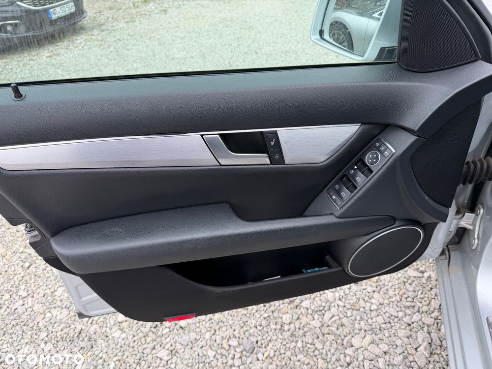 Mercedes-Benz Klasa C 180 BlueEFFICIENCY 7G-TRONIC Avantgarde - 29