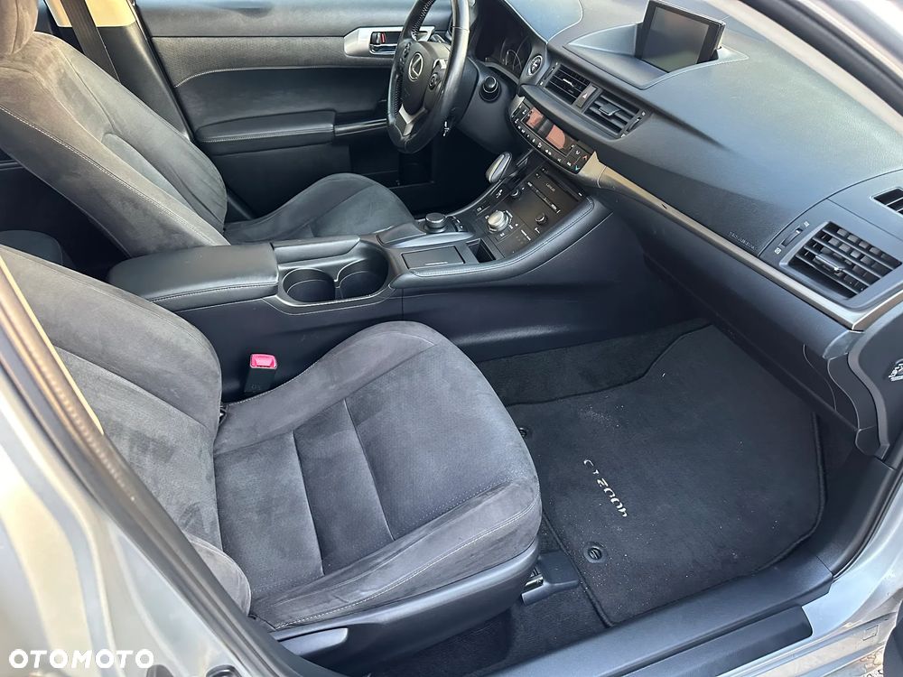 Lexus CT ver-200h - 28