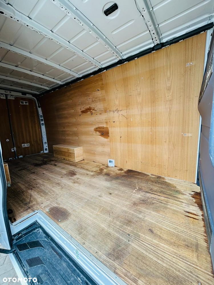 Mercedes-Benz Sprinter - 14