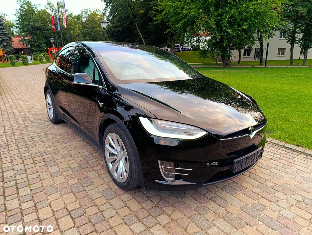 Tesla Model X - 25