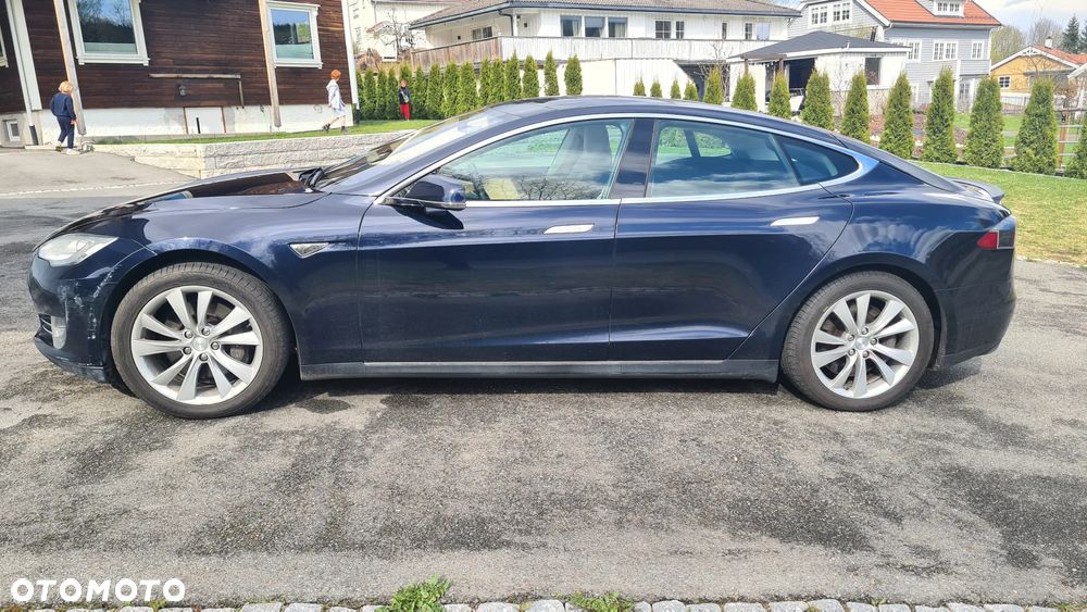 Tesla Model S - 6