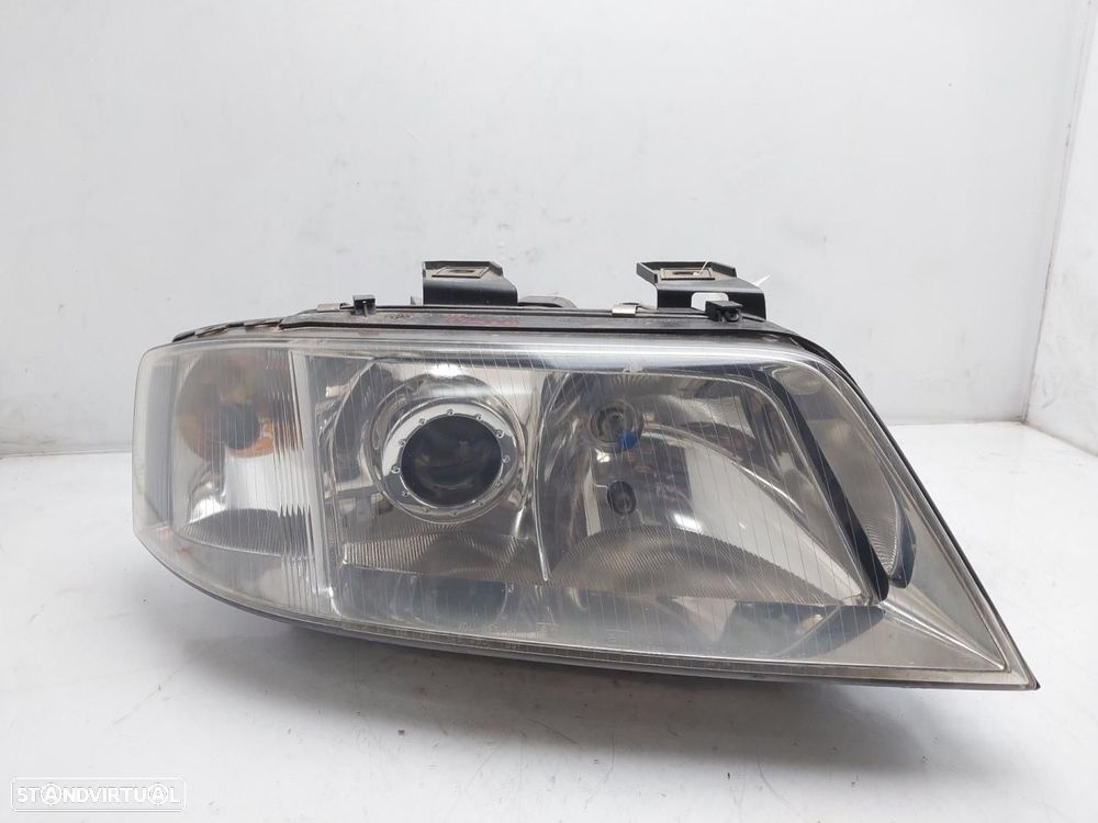 FAROL DIREITO AUDI A6 - 1