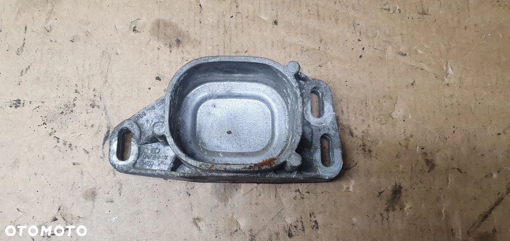 Mocowanie poduszki silnika Skoda Superb I 8D0199335Q - 1