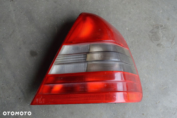 LAMPA TYLNA PRAWA SEDAN Mercedes-Benz C W202 2028201264