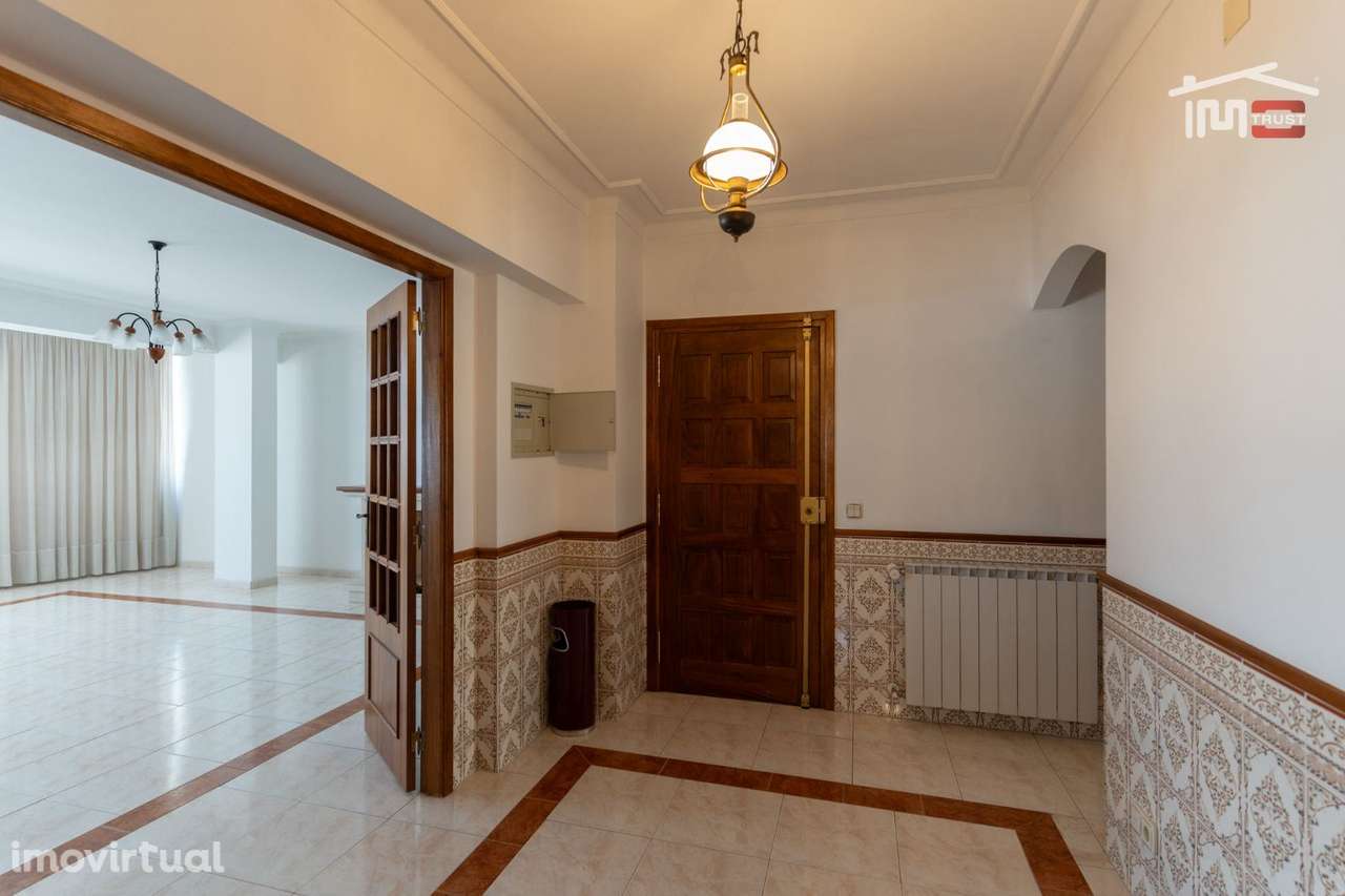 APARTAMENTO T3 COZINHA EQUIPADA  COM ELEVADOR ARRECADAÇÃO E PARQUEA... - Grande imagem: 2/16