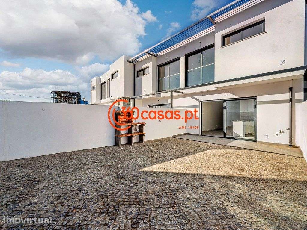 Moradia T3 nova com estacionamento e logradouro em Olhão - Grande imagem: 2/21