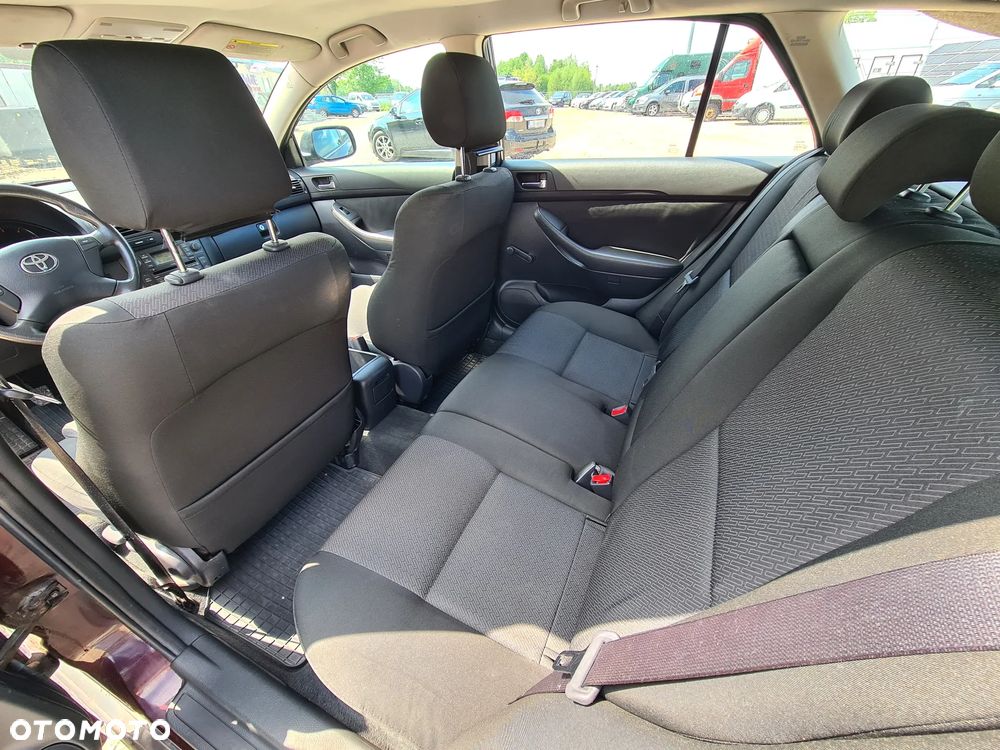 Toyota Avensis - 18