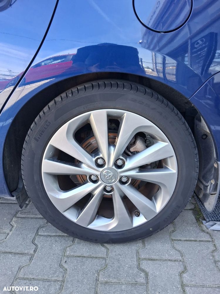 Toyota Auris 1.8 L VVT-i Sol + - 12