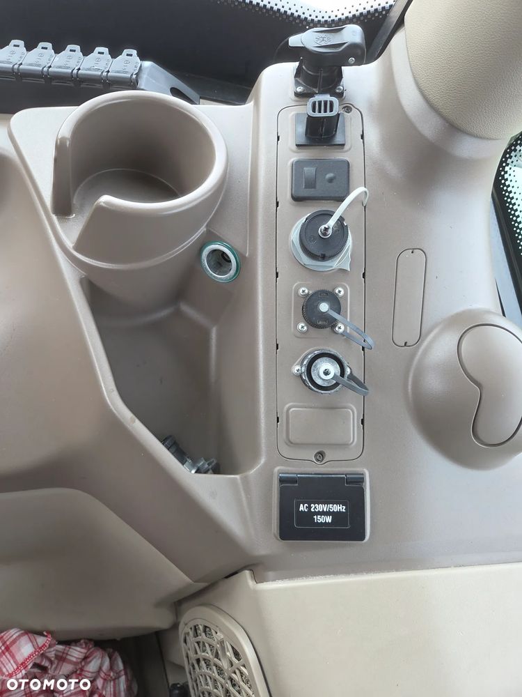 John Deere 6215R - 17