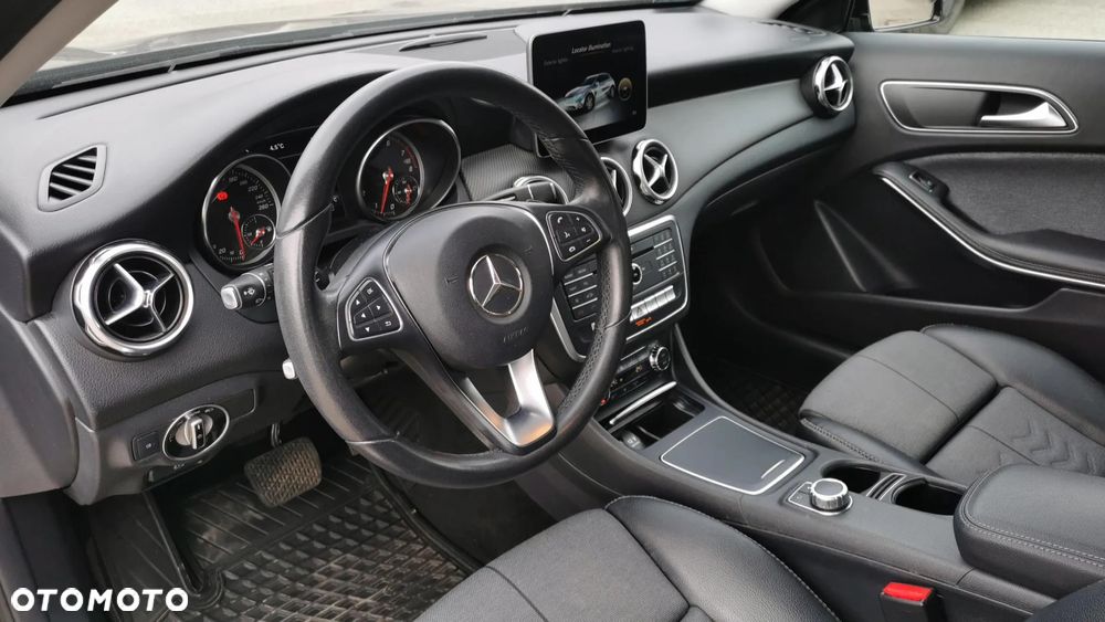 Mercedes-Benz GLA 180 7G-DCT Style - 11
