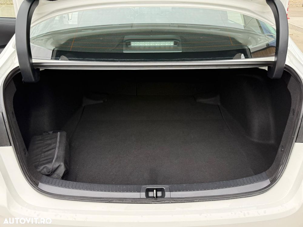 Toyota Corolla 1.8 HSD Business - 12
