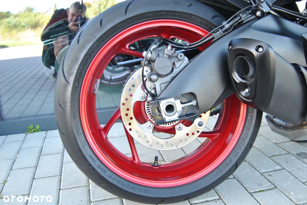 Suzuki GSX - 27