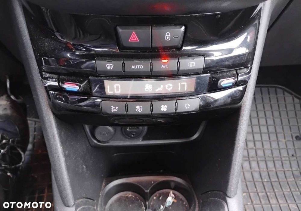 Peugeot 208 - 16