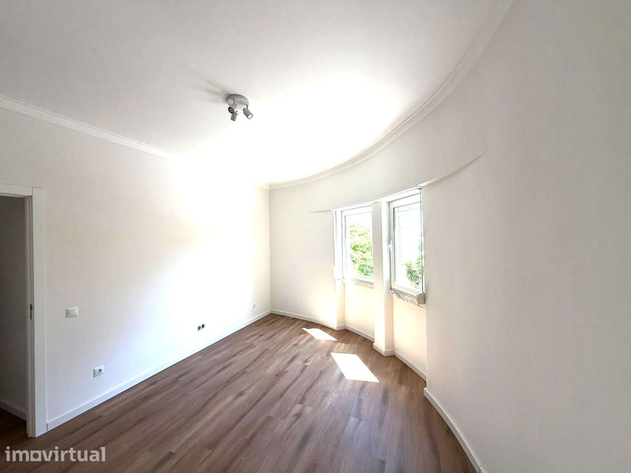 Apartamento T3 com 2 varandas e ar condicionado nas Avenidas Novas - Grande imagem: 2/21