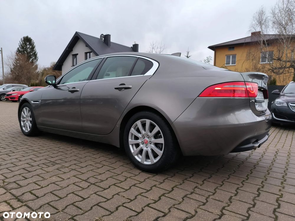 Jaguar XE 2.0 T Prestige - 23