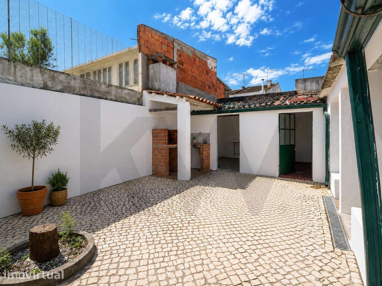 Moradia térrea com quintal, garagem, anexos e enorme potencial no cent - Grande imagem: 4/26