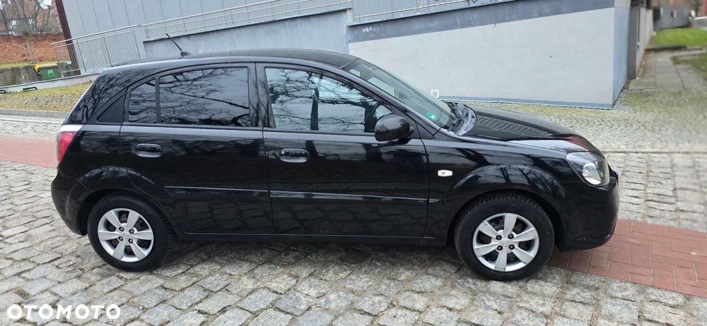 Kia Rio 1.4 Family + - 8