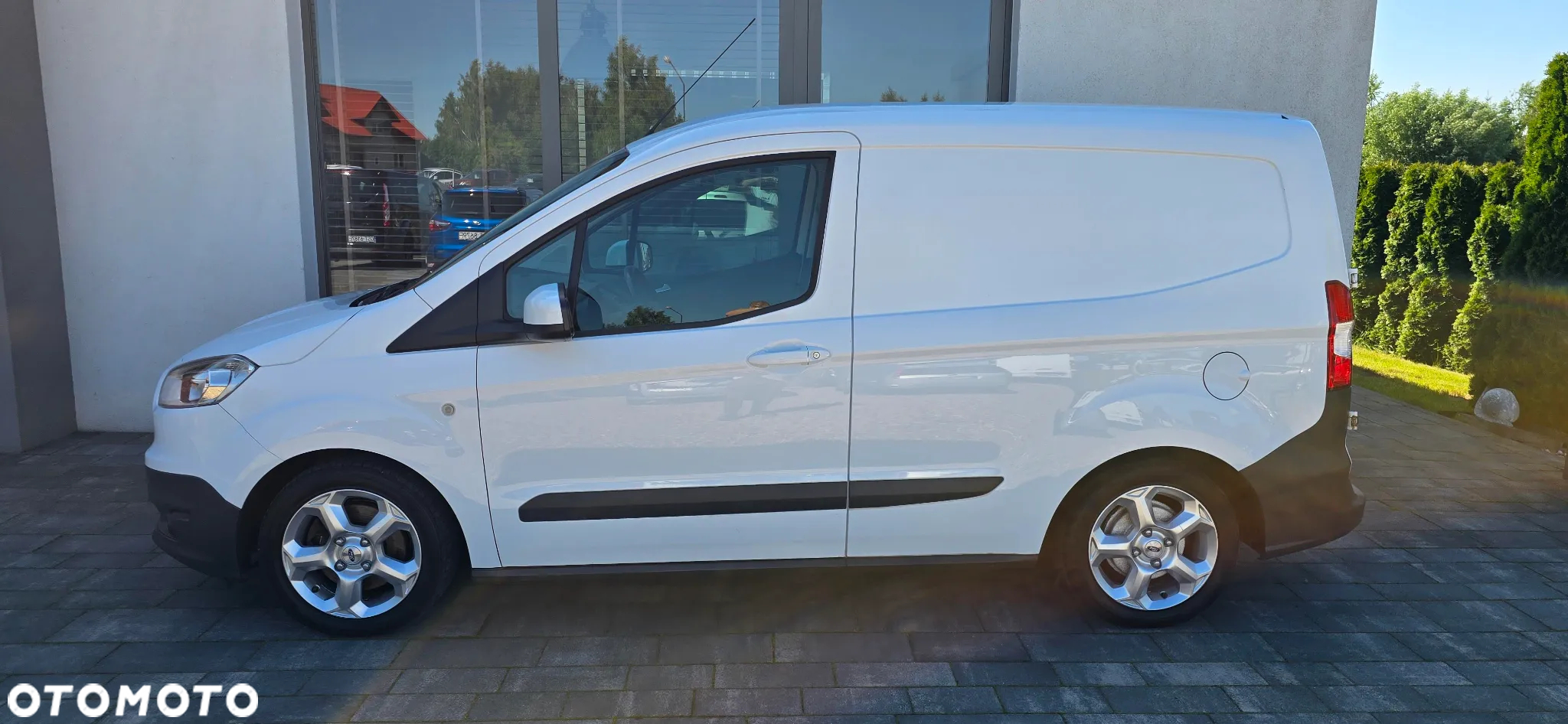 Ford Transit Courier - 19