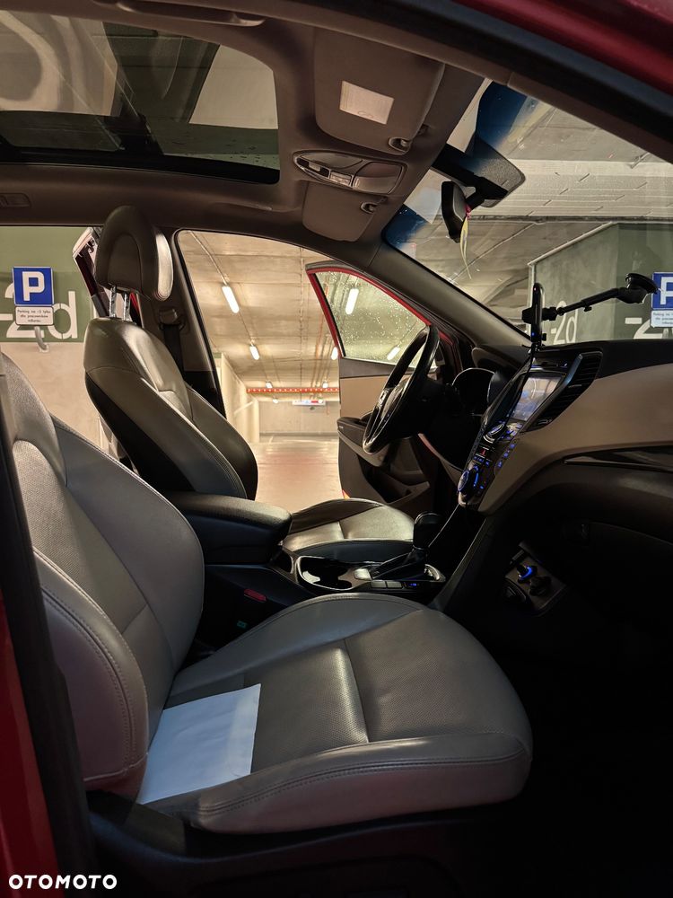 Hyundai Grand Santa Fe - 24