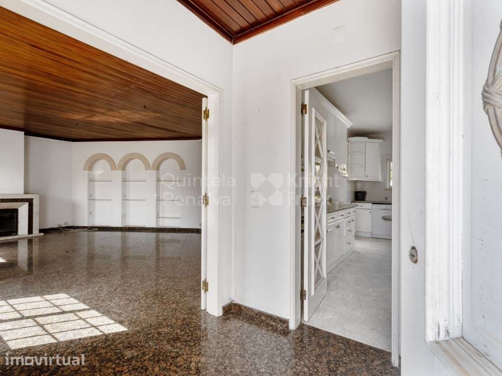 Moradia T5 com 238 m2 e terreno de 330 m2, no Cobre, Cascais - Grande imagem: 2/26