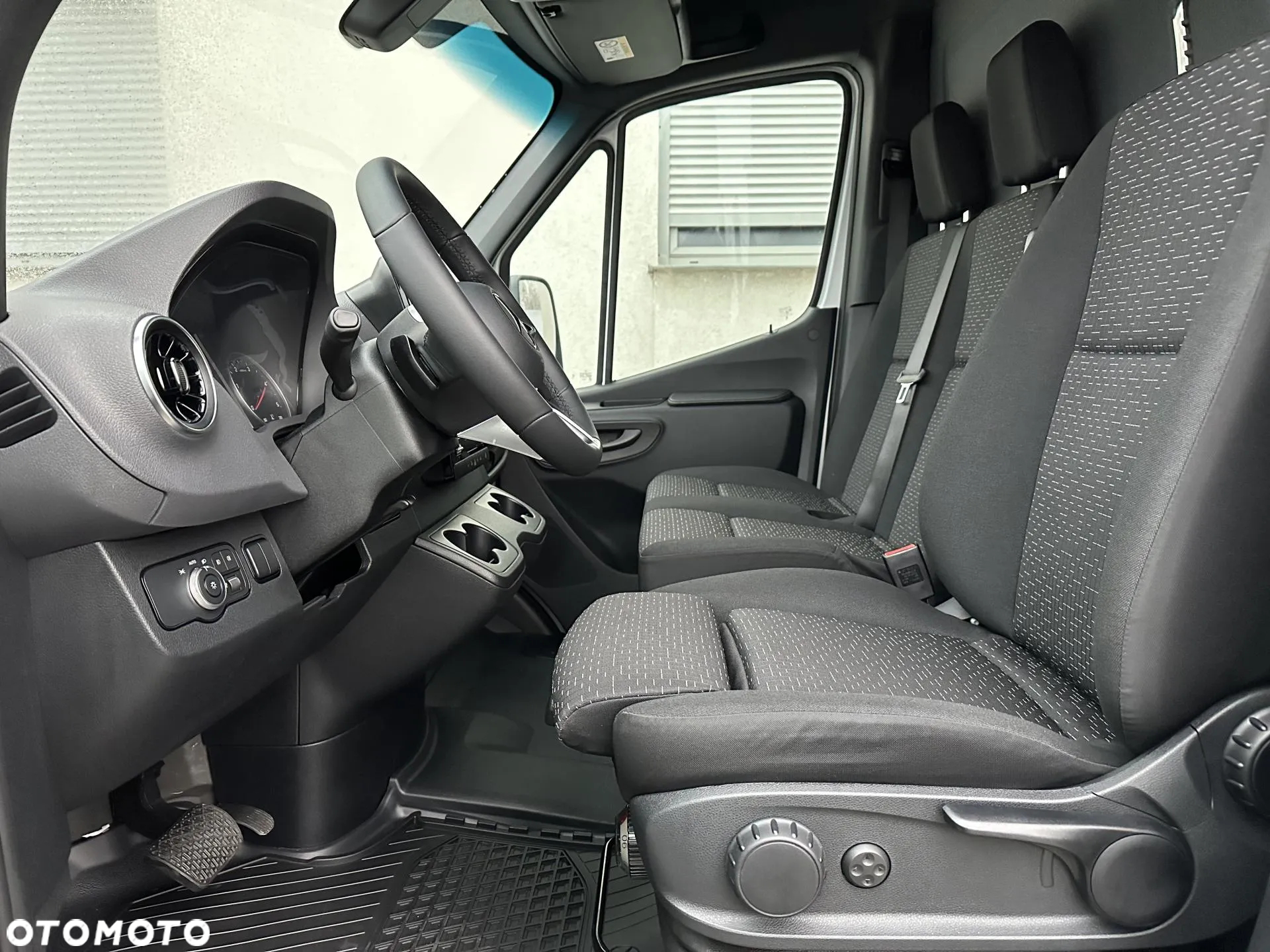 Mercedes-Benz Sprinter - 12