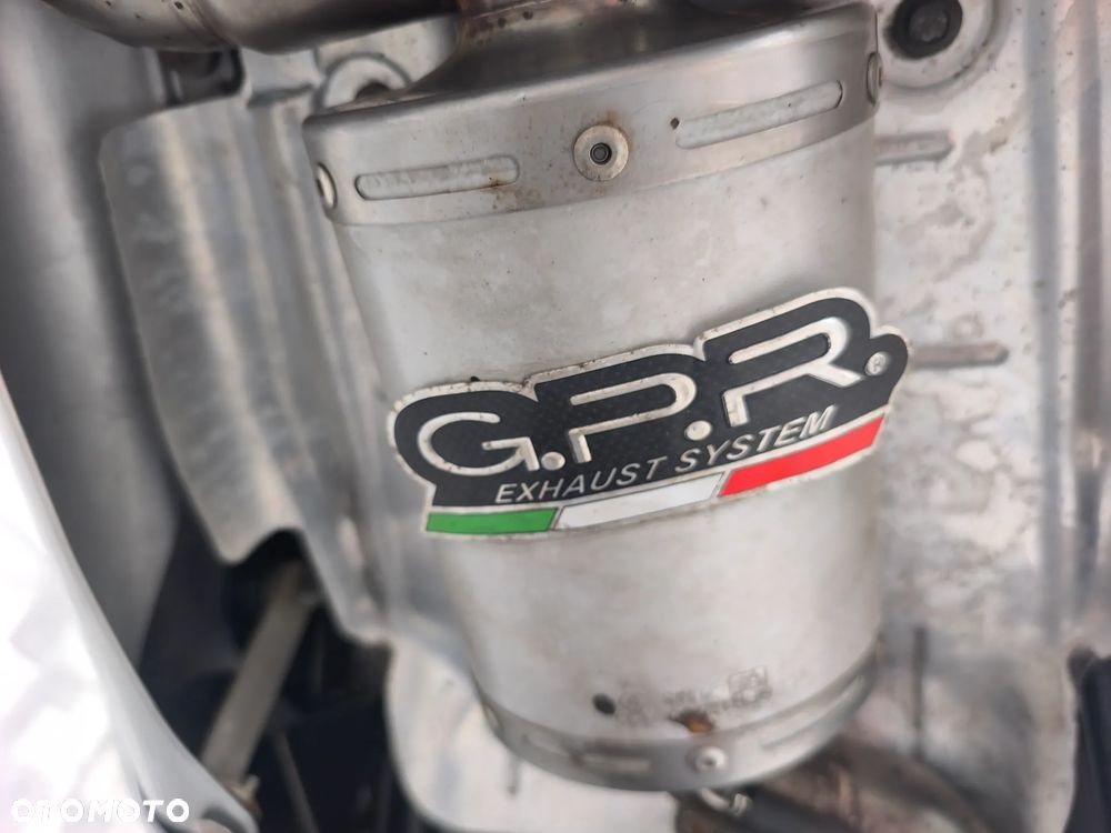 Suzuki GSR - 22