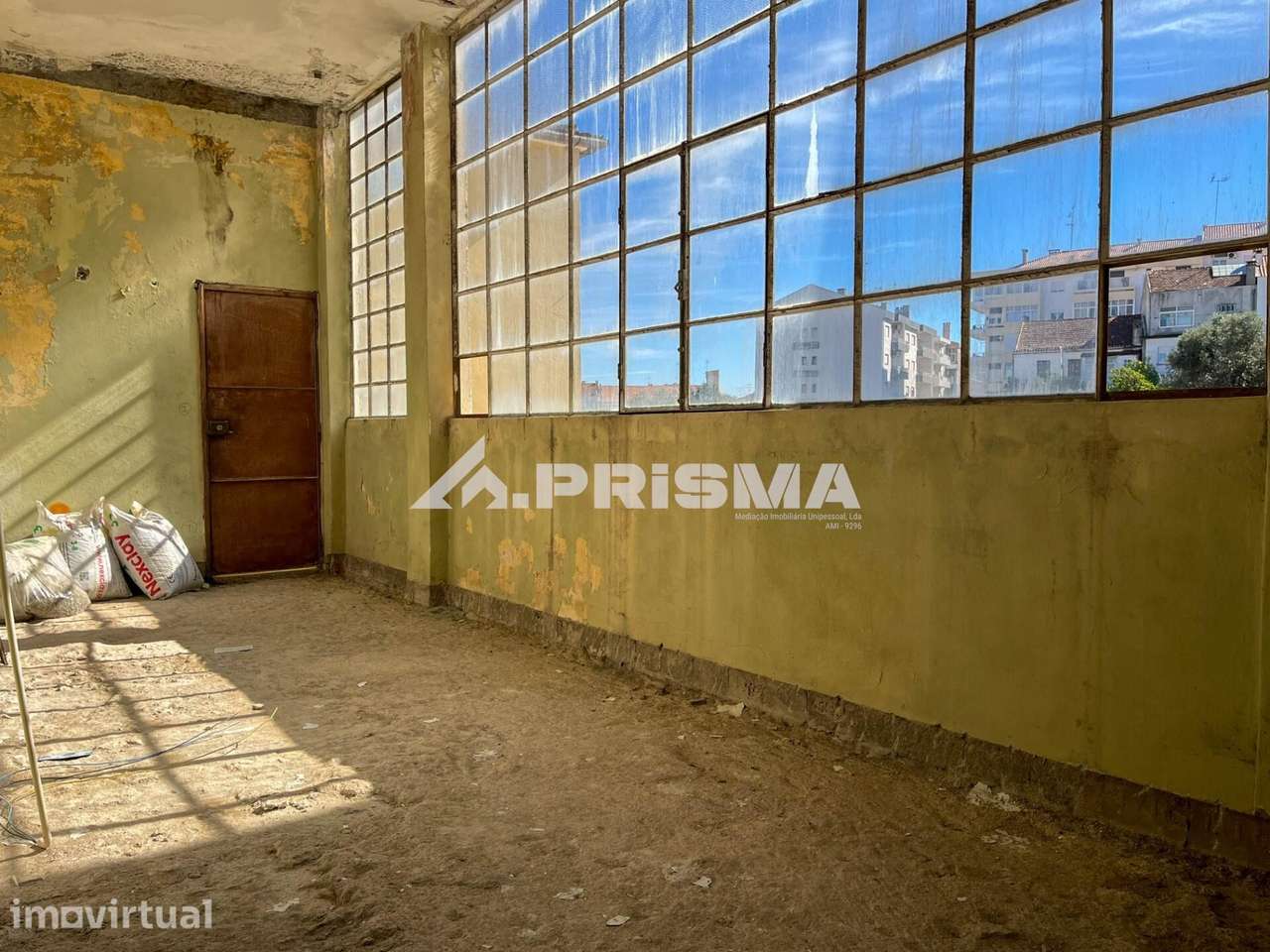 Apartamento T5 para remodelação total no centro de Castelo Branco - Grande imagem: 2/22