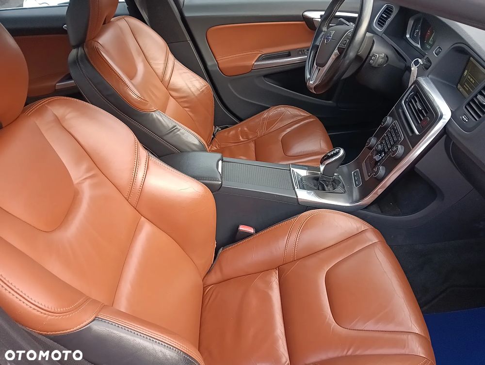 Volvo V60 D6 AWD Plug-in Hybrid R-Design Momentum - 34