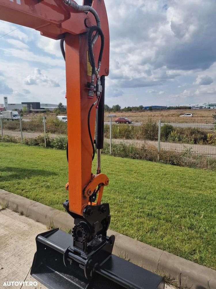 Hitachi 2,7t, CUPLA RAPIDA cu INCLINARE CUPE, 2021, 627h, cupe 400mm, 600mm, taluz NOI, senile 80% bune, inst picon, latime 1,5m, Ad sapare 3m, ridica 1,5t, motor 21CP, Produs in JAPONIA, posiblitate leasing 4 ani, CA NOU-PROMOTIE 32.900 EUR+Tva - 28