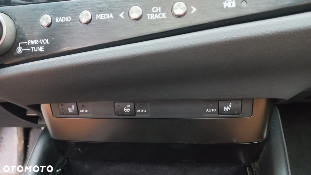 Lexus ES 300h Business Edition - 12