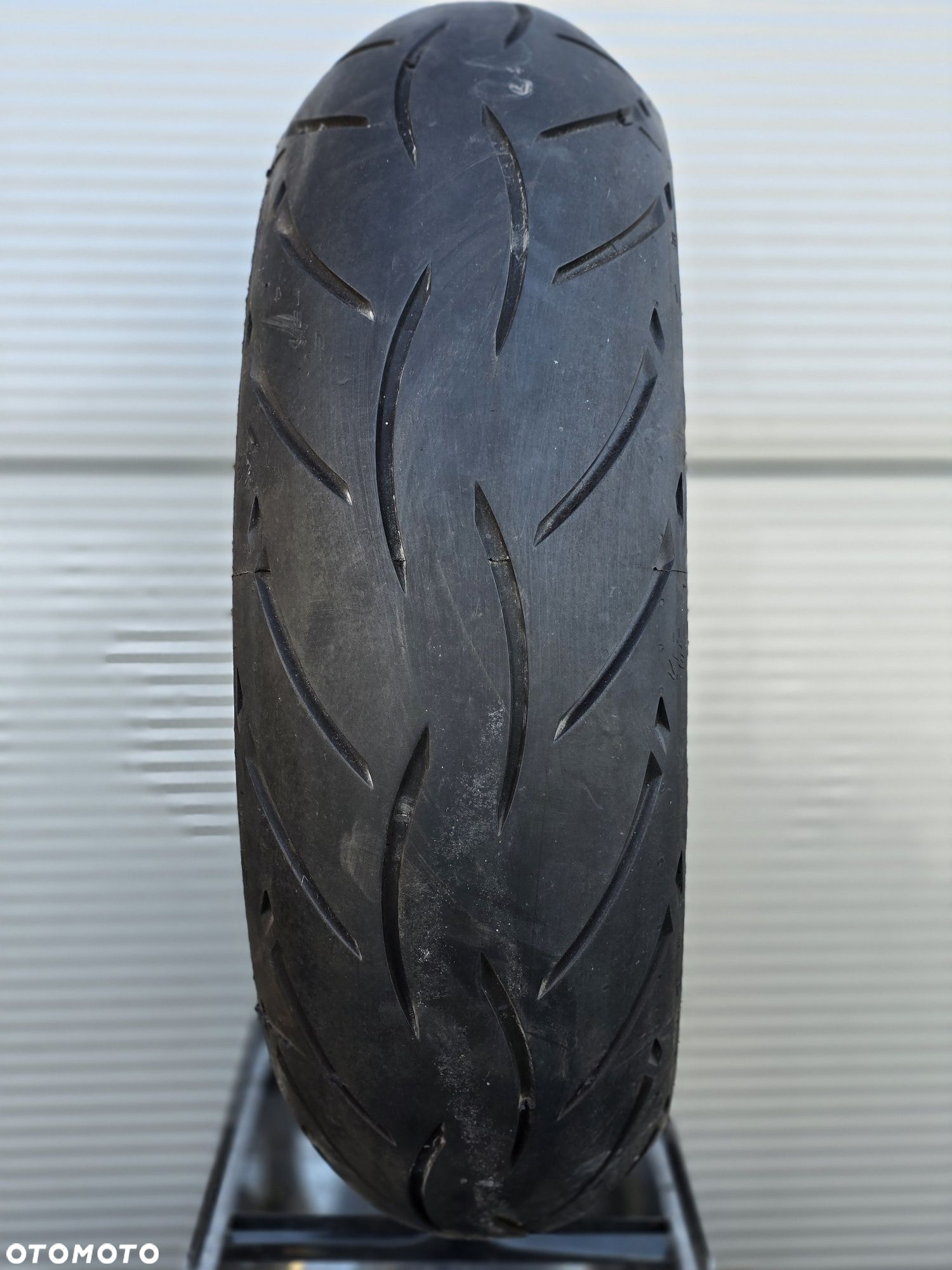 Opona Metzeler Sportec M5 180/55/17 bieżnik 5mm - 2