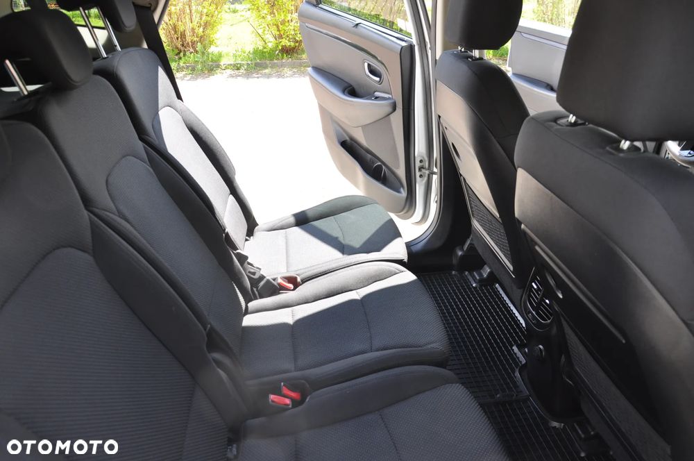Kia Carens 1.6 GDI L - 17