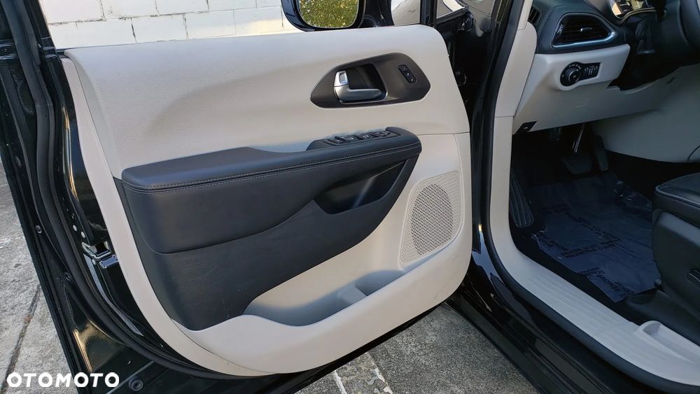 Chrysler Pacifica - 12