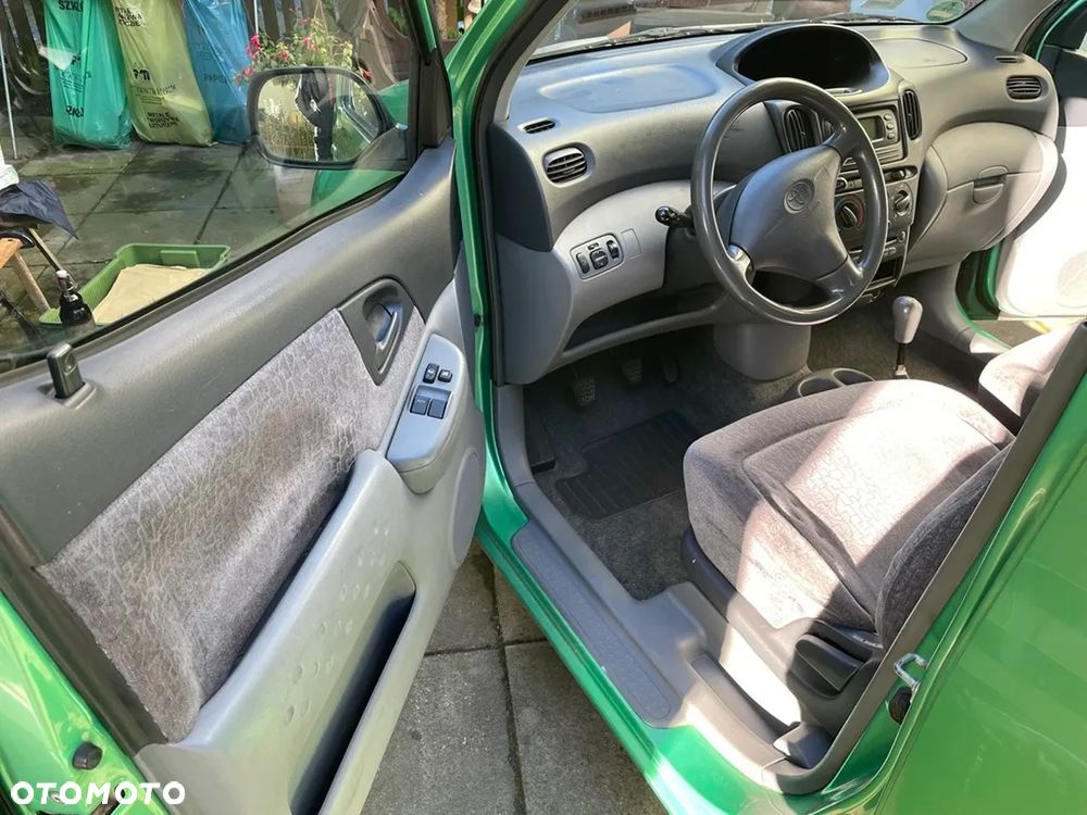 Toyota Yaris Verso 1.3 - 11