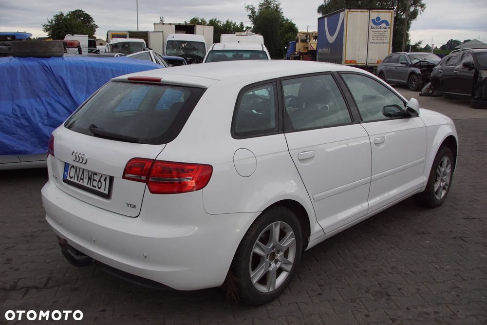 Auto na części - Audi A3 8P Lift 1.6 TDI 105 KM CAYC LUB LY9C 2013R Silnik Skrzynia Drzwi Maska Błotnik Zderzak Klapa Lampa Lusterko Klamka Szyba Deska Kokpit Sterownik Moduł Czujnik Licznik Panel Kierownica - 4