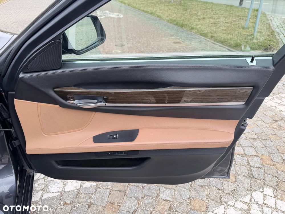 BMW Seria 7 730d - 32